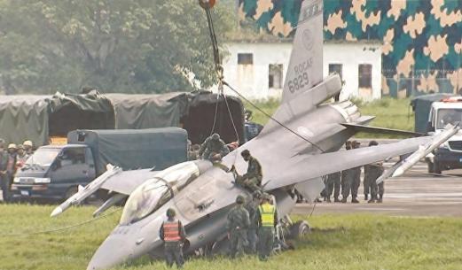 坚决惩罚！F-16V头两架已经起飞奔台湾，国防部把"八一七公报"这张牌摊在了桌面