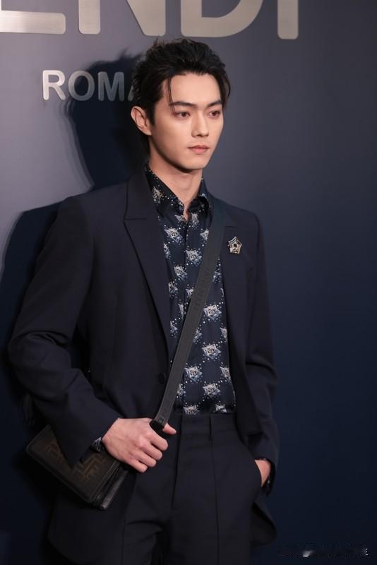 许凯、任嘉伦、杨洋谁最帅这事儿，还真不好说。杨洋颜值标准精致，清贵优美，《微微