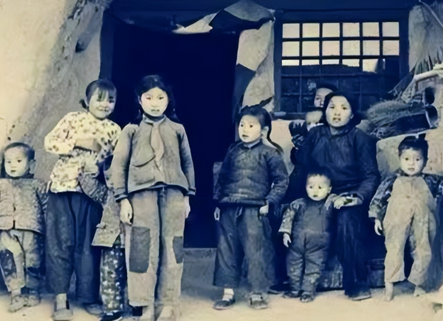 1968年，陕北延安赵家河迎来了15名北京知青，村里的小学老师赵四海家人口少，婆