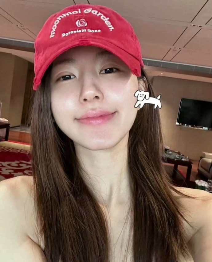 赵露思发了一张没化妆的照片，让大家看到了她最真实的一面。​​​