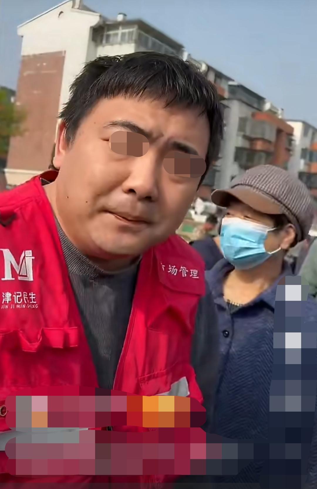 4月20日，天津北塘海货早市。一大姐购买商品，商贩缺斤短两被大姐发现（商贩承认少