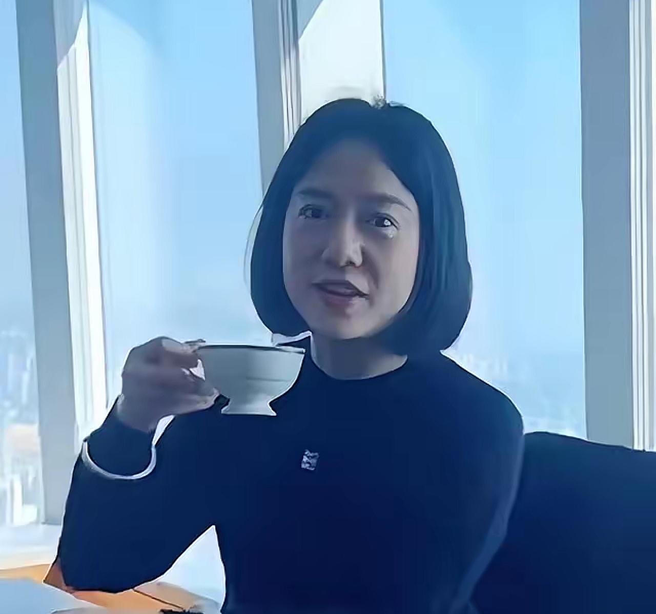 杨振宁离世不满月，翁帆的选择震撼全网：她的坚强，远超所有人想象杨振宁离世不到