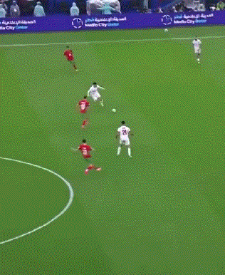 摩洛哥队员在阿拉伯杯上的这脚远距离吊射，简直逆天！不仅成为普斯卡什奖候选进球，而