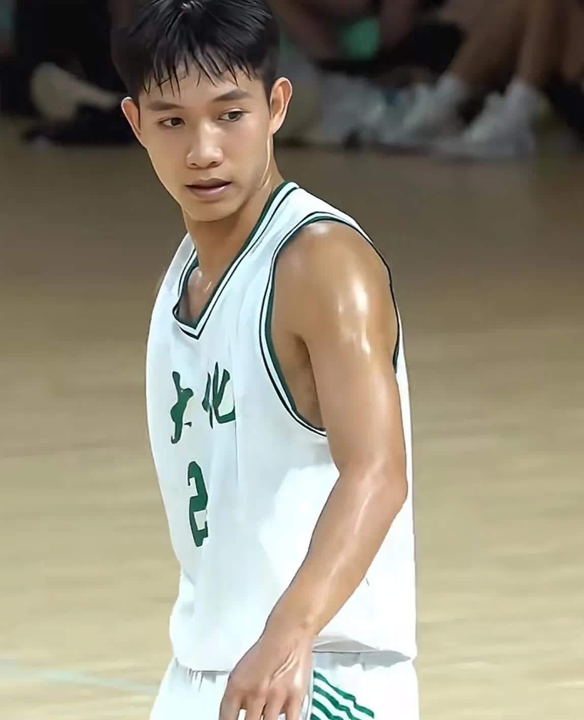 河池大化县篮球未来之星韦一锋韦一锋，广西河大化人，20岁，身高185cm