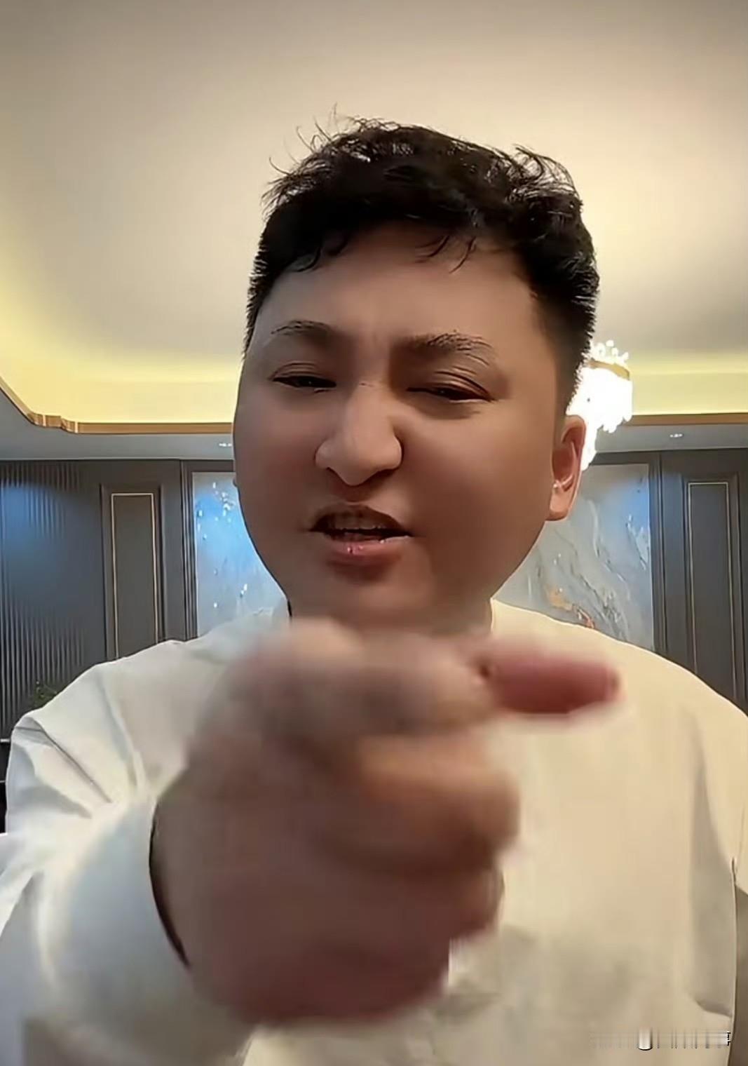 九天还原铁岭小辉偷喝二子爷茅台！九天：小辉和二子爷在一起玩，