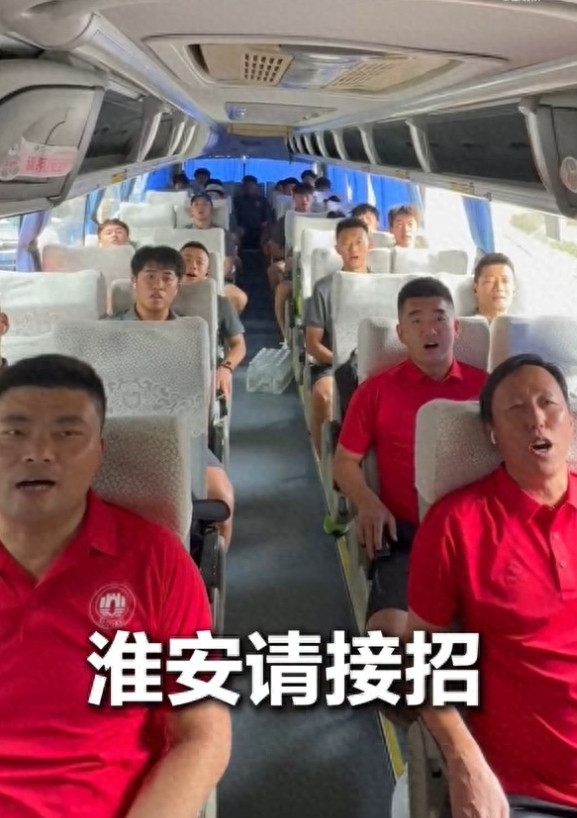 据苏州发布报道，8月1日中午，“苏超”苏州队启程出征淮安客场，苏州队球员们表示—