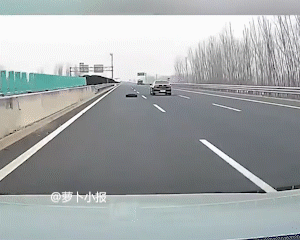 这不巧了么？！1月14日，前方大货车跑丢鞋，把轮胎掉在了高速公路中央，后方小车