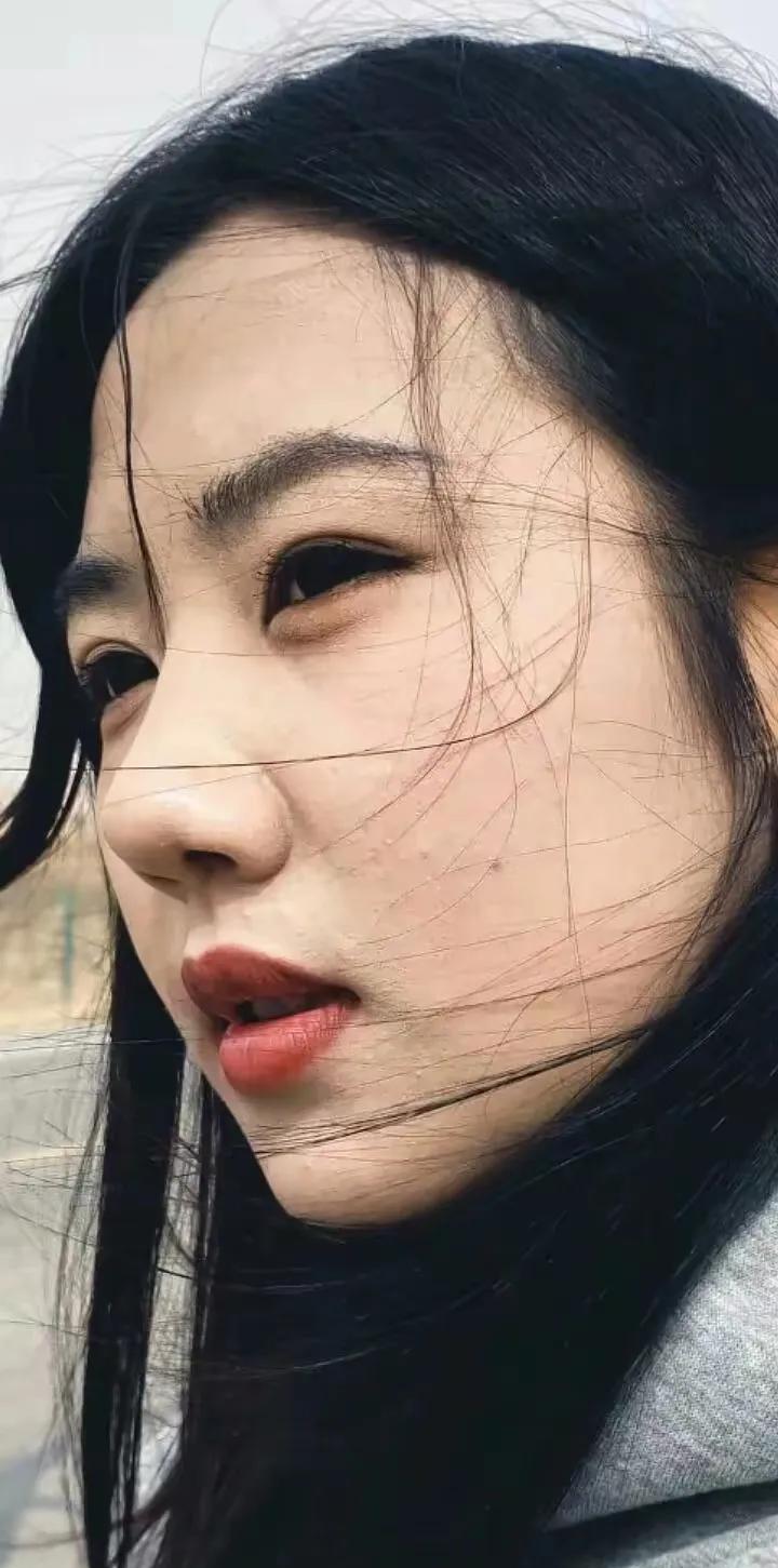 小姐姐这妆画的明显卡粉了[笑着哭]