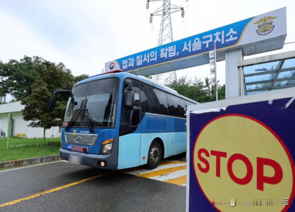 据19日韩国法律界消息，内乱特别检察组在羁押必要性审查被驳回后，正在内部研讨对前