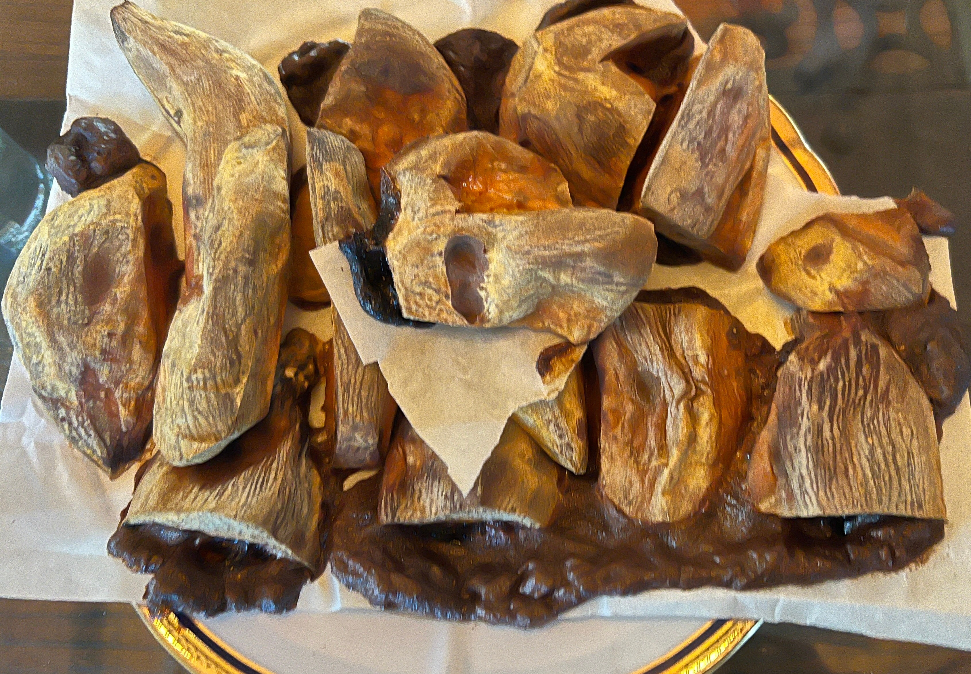 被架在火上烤是什么滋味，都烤出焦糖来了，但红薯很甜，自产自足。