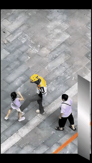 奶奶带孙女逛街，孙女要东西不给就撒泼，爸爸外卖员身份曝光后，一个举动让路人沉默了