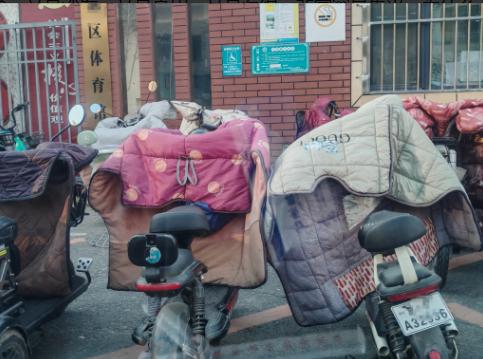 放过底层人民的电车挡风被吧！刷到篇文章苦口婆心劝：“求求你，别再用挡风被了”