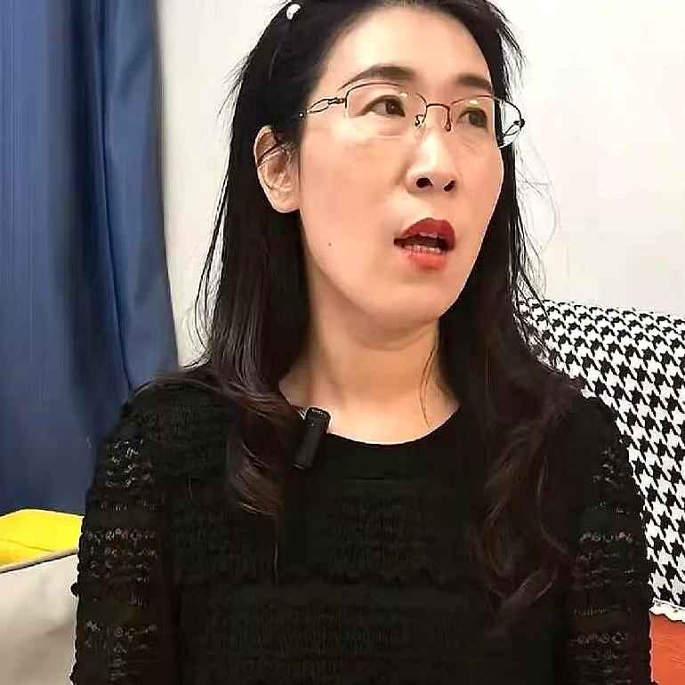 每月白拿5万生活费，刷着老公的无限额副卡，你以为这是阔太的顶配人生？别傻了，这