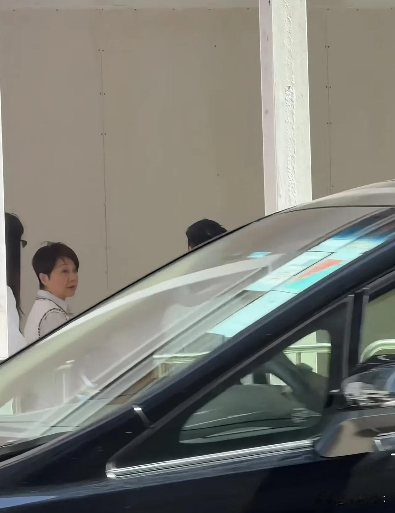 有网友在香港街头偶遇四太梁安琪，何猷君、奚梦瑶一同随行出行。原本以为豪门出门会是