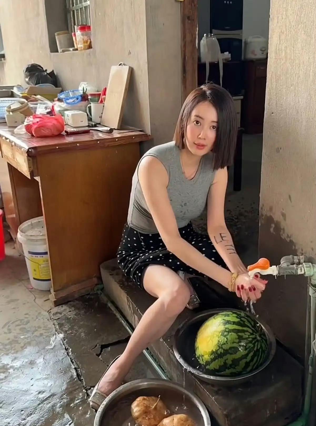 嫂子的颜值爆表，无话可说，无可挑剔，虽说家室简陋，依旧掩盖不了大气时尚的气质，简
