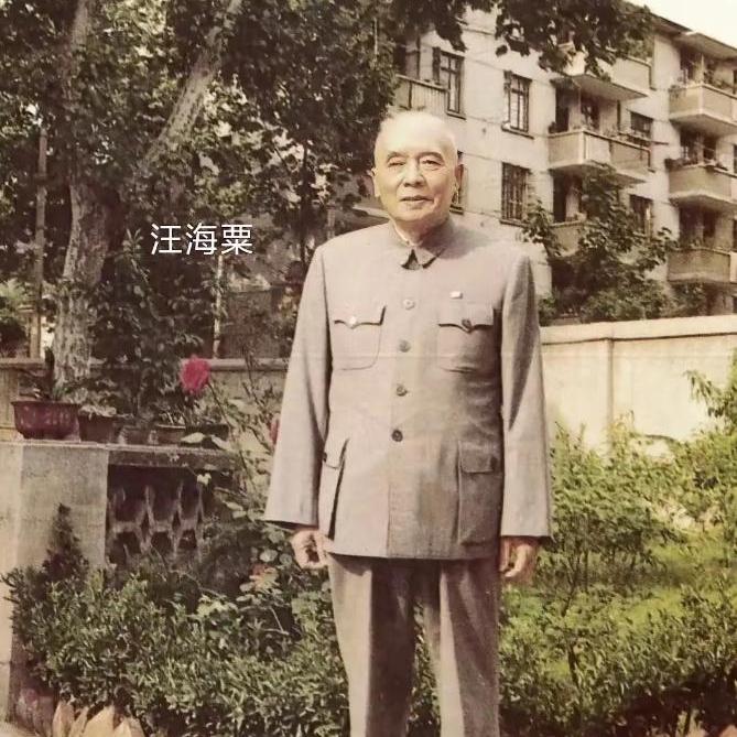 1986年，汪海粟离休后，一张罕见的留影，照片中的他穿着一件灰色的中山装，看起来