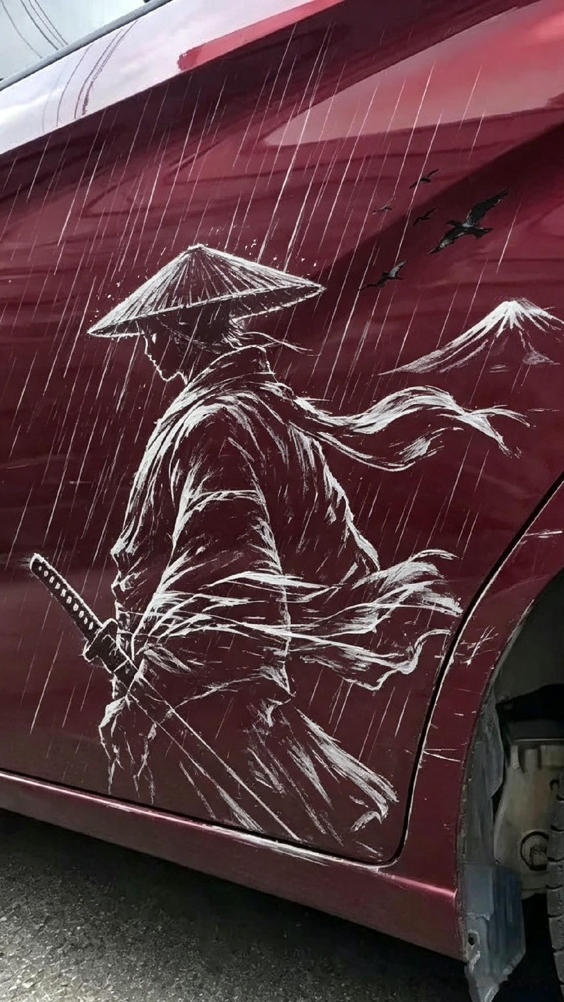 车主车被刮花后不修反“创作”，网友吵翻：这是艺术还是糟蹋车？车门被刮了。