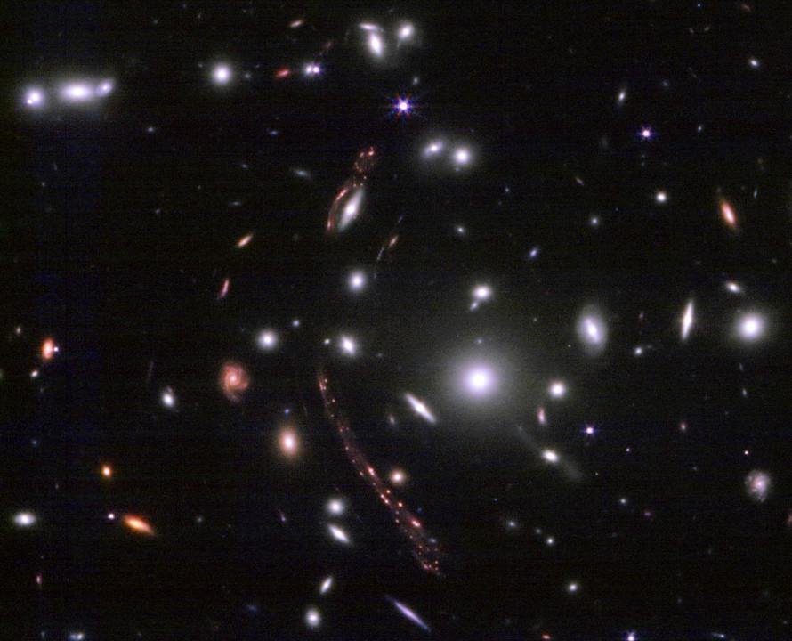 在这个宇宙里，质量可以产生的引力可以扭曲时空，从而干扰光的飞行路径，造成大尺度上