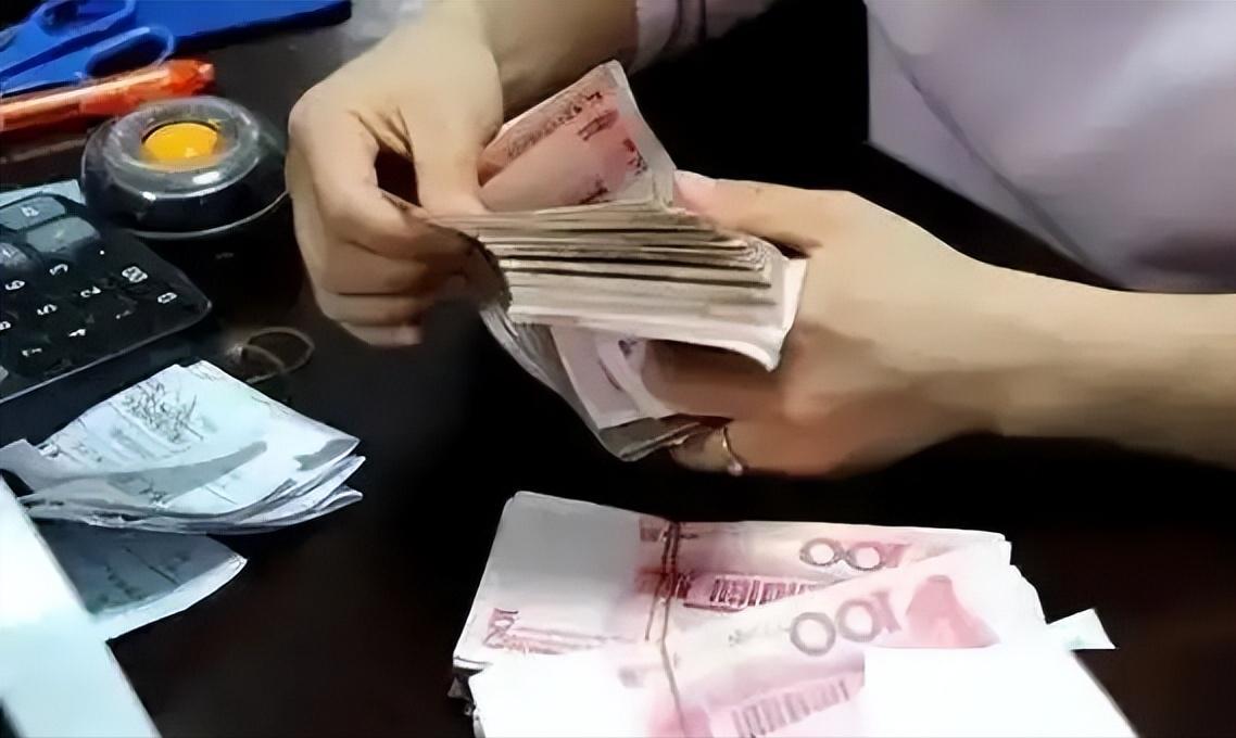真是风水轮流转！以前借钱的是孙子，银行是爷。现在烂账太多，银行急着把这些烂账打包