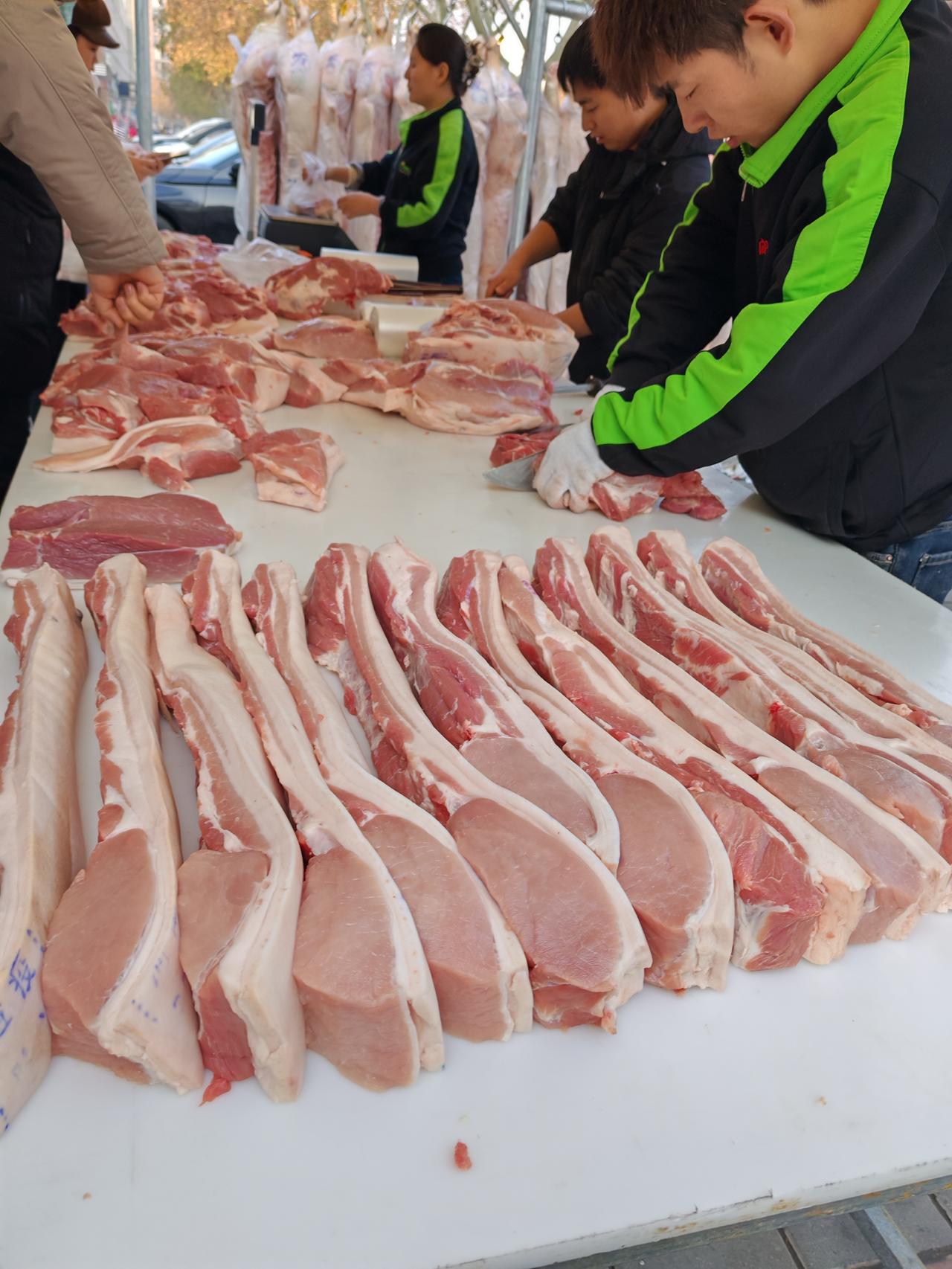 看看这里的肉价12月18日，陕西西安。今天再次来经开区出差，刚才路过长庆路，看