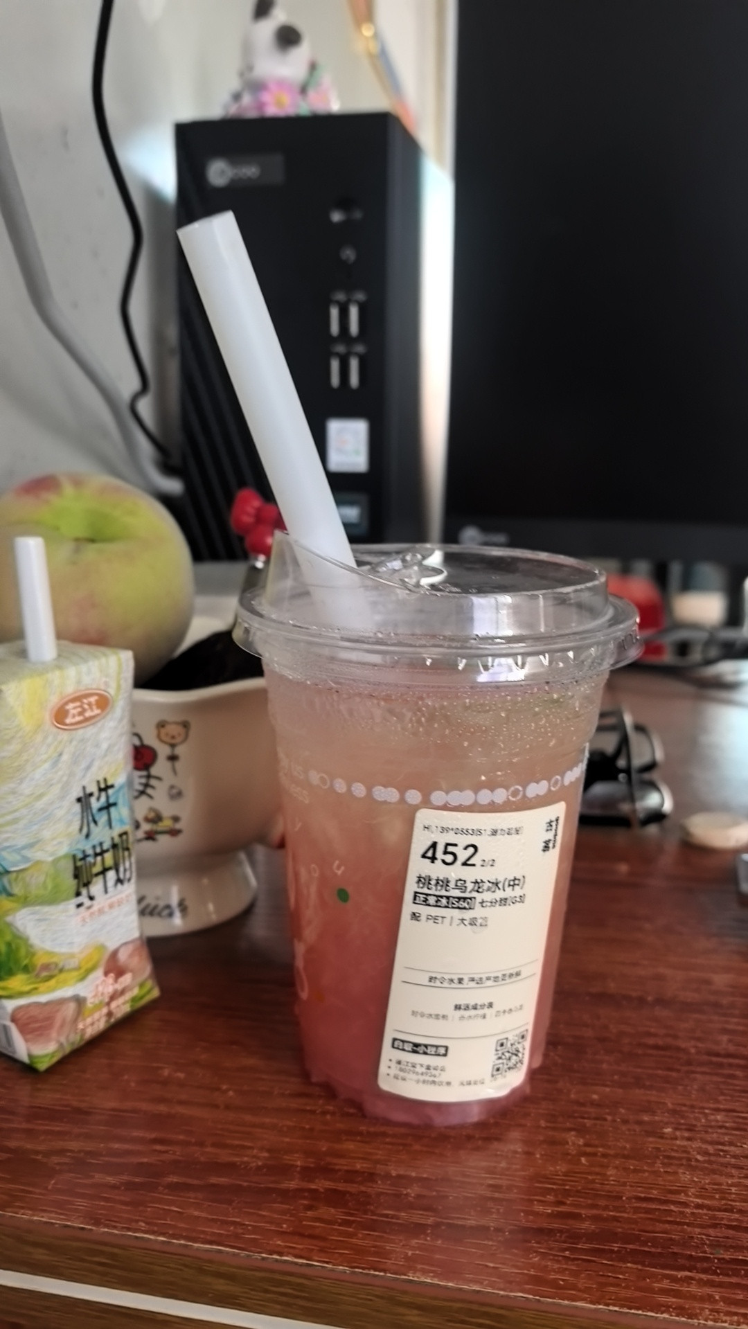 今日份午餐是不加辣的螺蛳粉+桃桃乌龙冰