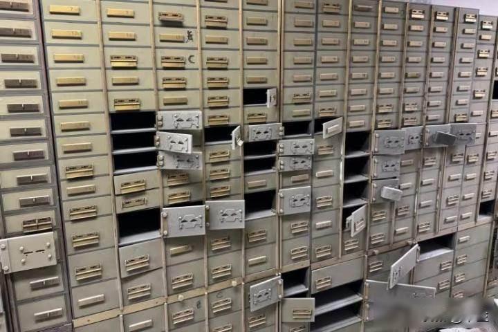 银行劫案没抢钱，只搬走保险箱，地下通道成迷宫，黑市悄悄收货四月十六日下午，有三