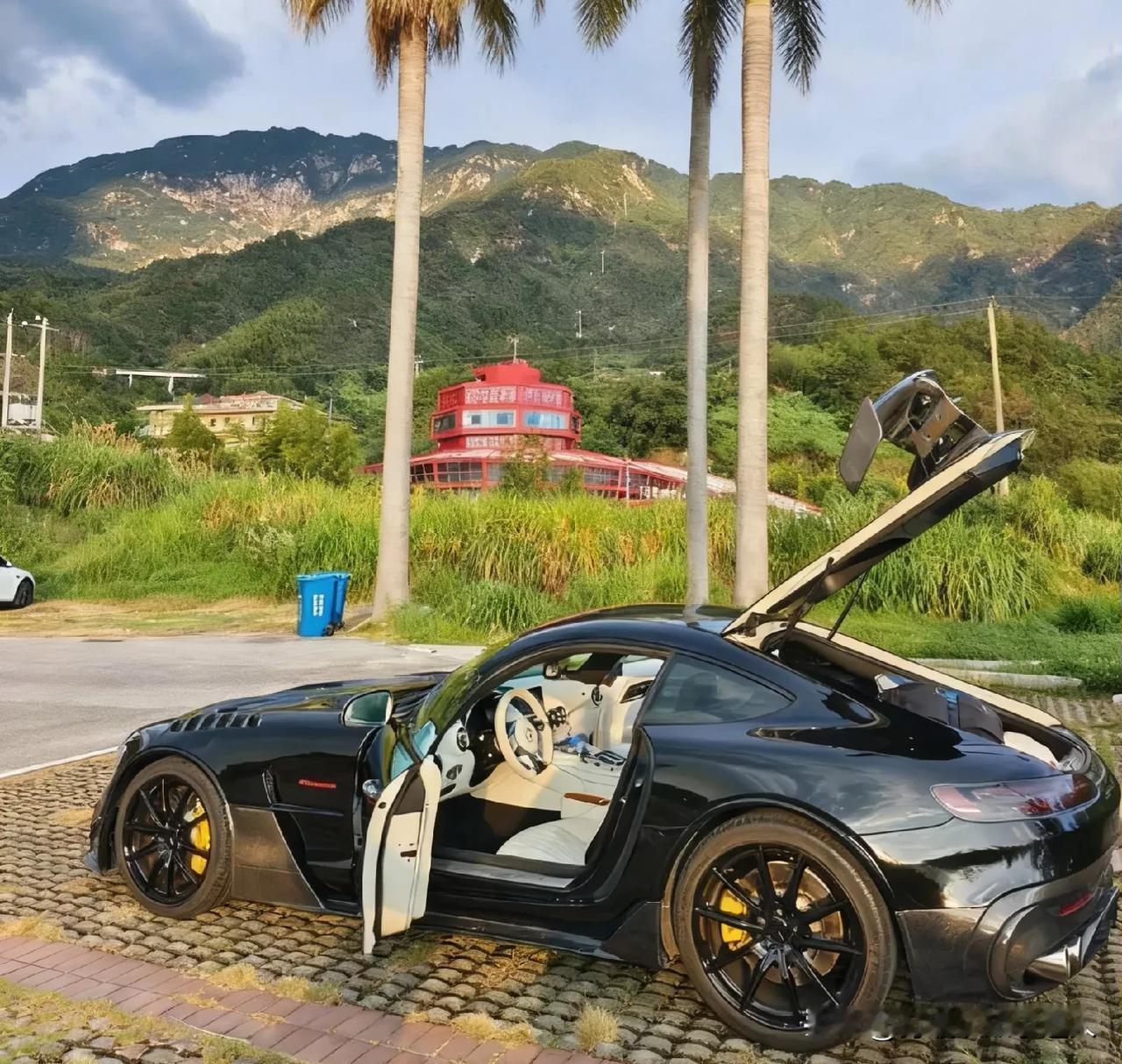 奔驰AMGGT的内饰，这才叫“正宗奔驰味”！看了这么多车，还是奔驰AMG