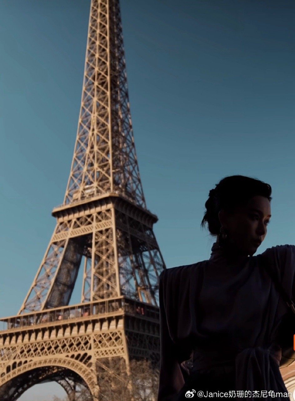 文咏珊太平洋宽肩文咏珊这套造型也太绝了！背靠铁塔，肩线比铁塔的钢架还利落，姐姐是