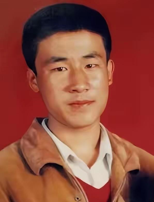 一个主动报警的人，最后被当成凶手杀了。查案时，他指甲里那点血只做了血型比对，说