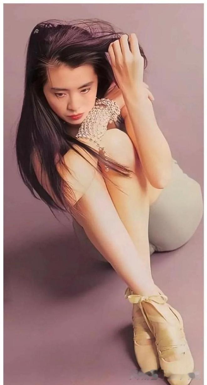 以前全网猜了二十多年，都觉得王祖贤是被情伤挫得心灰意冷，才躲去加拿大避世，现在才