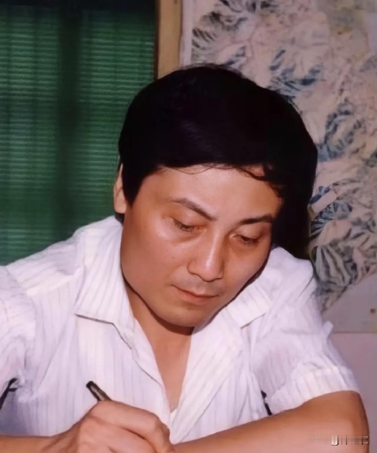 宗庆后年轻的时候离开家太早了，回到家也太晚了，错过了他和这个家庭成员培养感情的阶