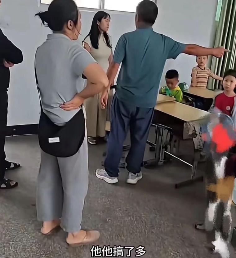 “你是不是收了别家长的钱？”爷爷冲进教室，当着全班同学的面拍桌质问老师。老师脸涨