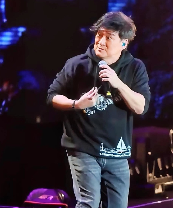 周华健这次是躲也躲不过去了！周华健12月6日在汕头体育中心巡回演唱会上，唱着