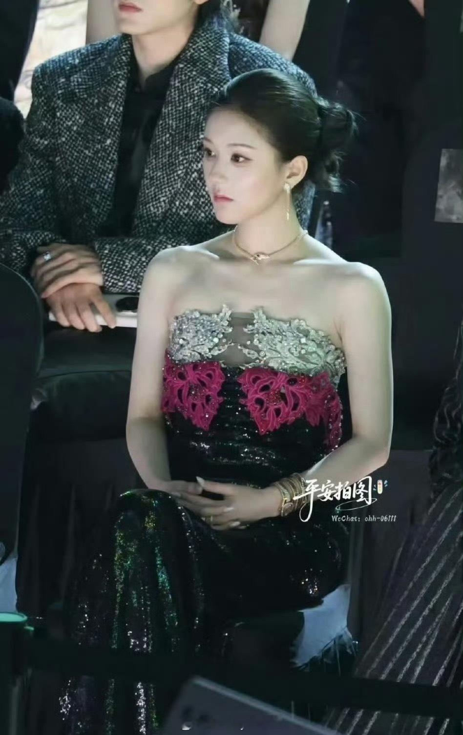 赵露思星光大赏内场生图，这次的妆容谁化的，卧蚕也太夸张了吧