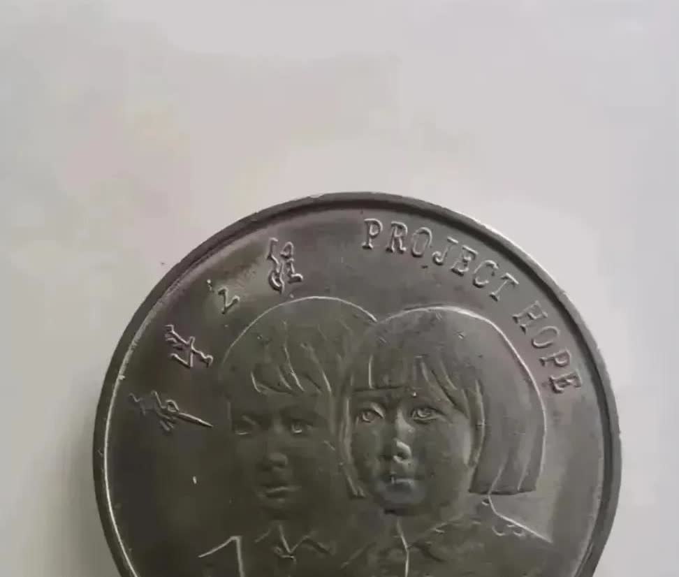 河南，一名女子在公园散步时，偶然看到地上有一枚硬币，她想着不捡白不捡，所以就把这