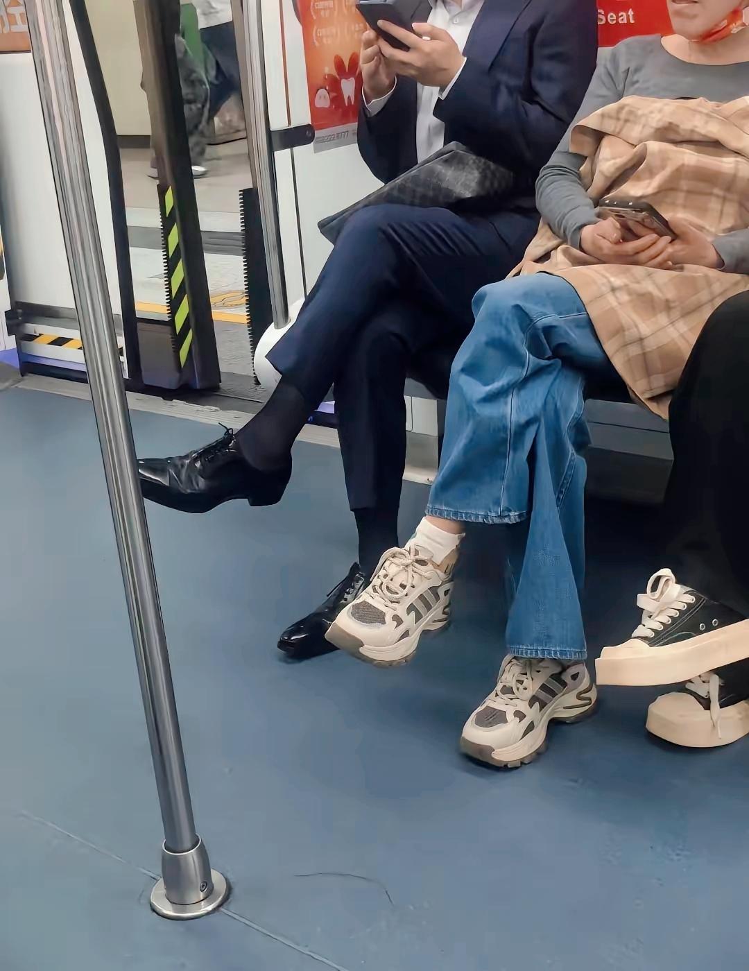 今天地铁偶遇的正装男士，连丝袜都透着精致感。可惜全程纠结到最后，还是没