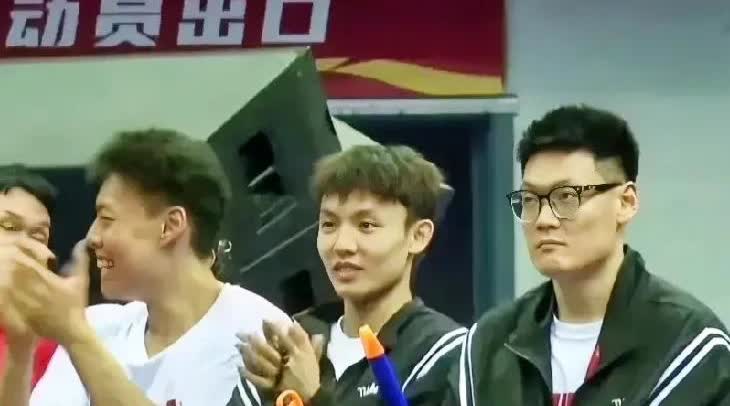大概率被淘汰的徐杰和张宁，在替补席展现出了两种不同的神态。今晚男篮打波黑