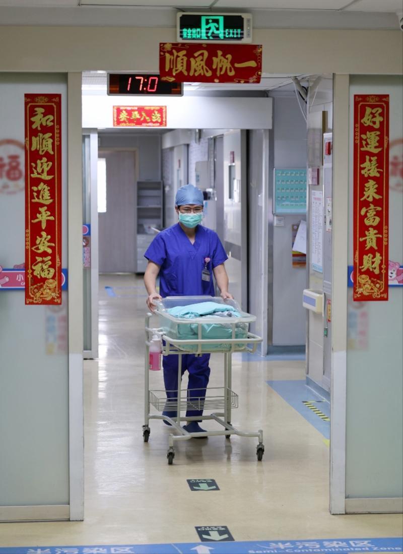 很多人被误导了！以为放开三孩，男女比例就能恢复正常。可最新数据彻底颠覆认知：出生