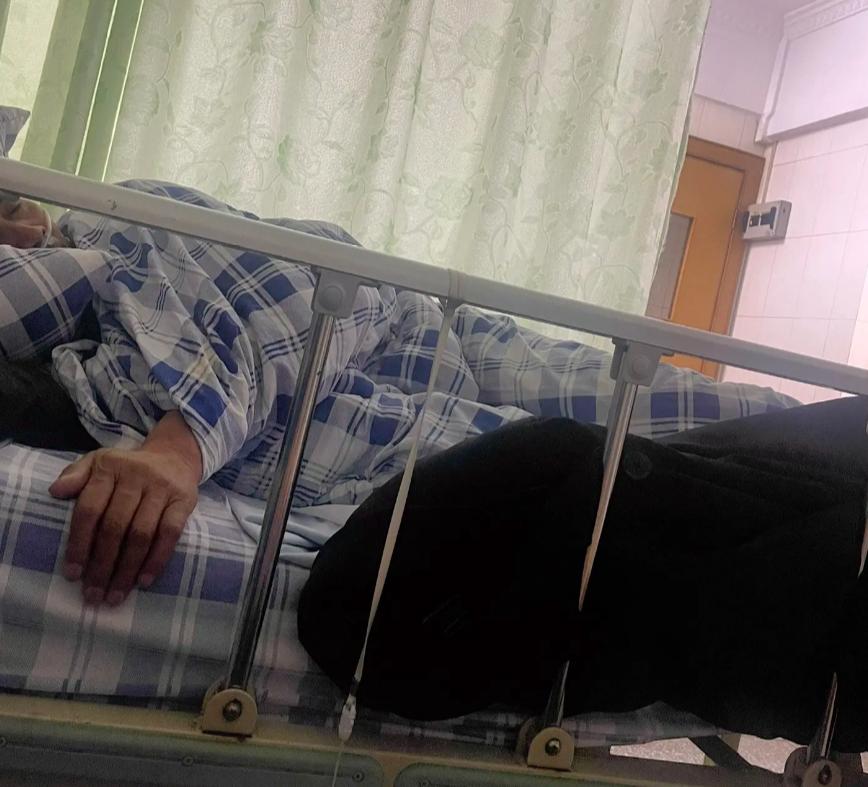 住院8天看见隔壁床老人的遭遇后，我撕掉了遗嘱：没想到提前把房子过户给儿子，竟会是