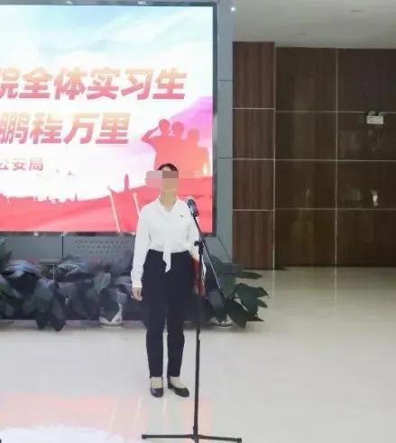 “亮证姐”的身份被扒出，疑似为当地帽子叔叔中的一员，还是专门管人事的头头，而且姓