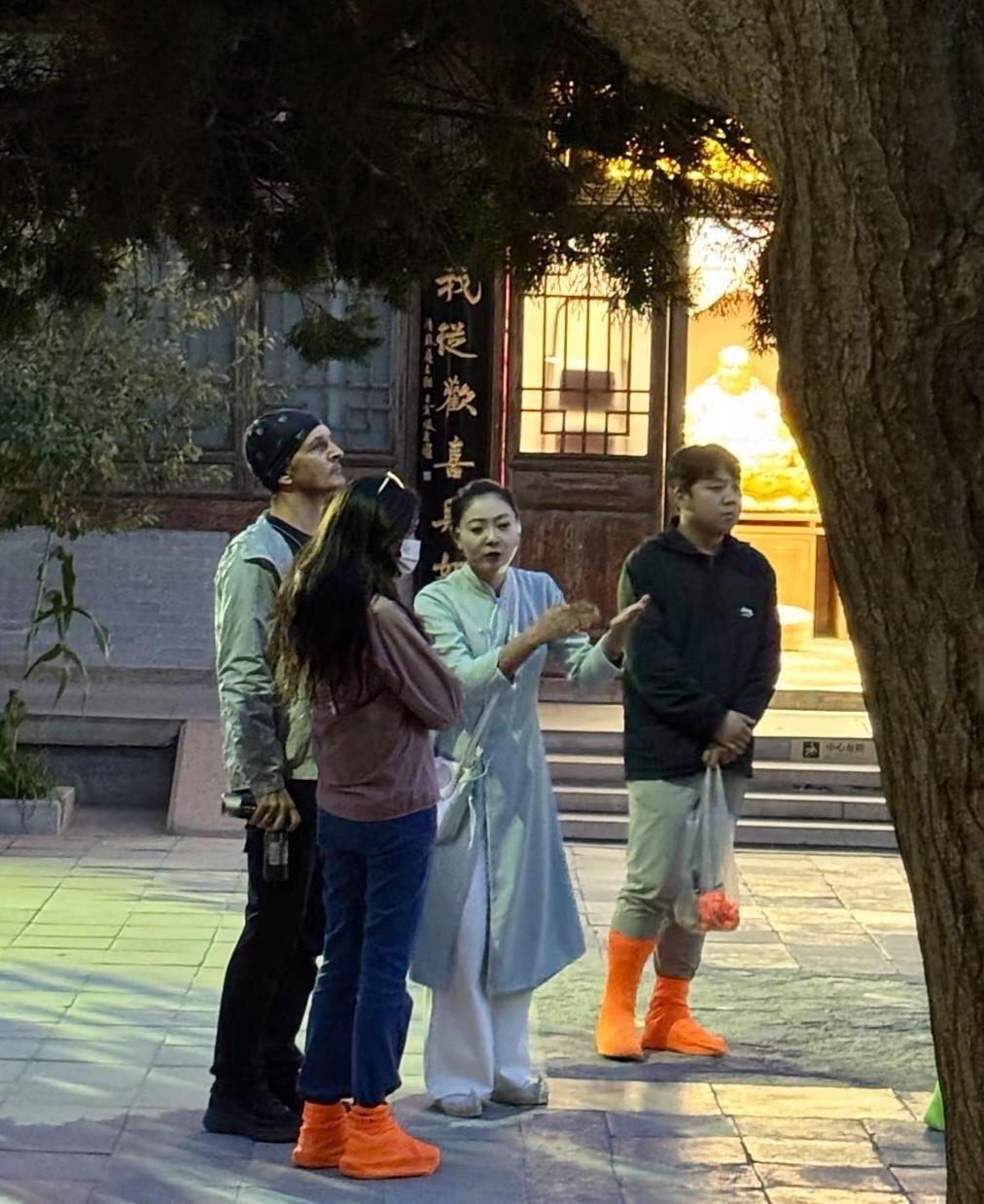 55岁的莫文蔚携手德国籍老公在甘肃开启旅游模式啦！这夫妻俩的穿着打扮很是低调，丝
