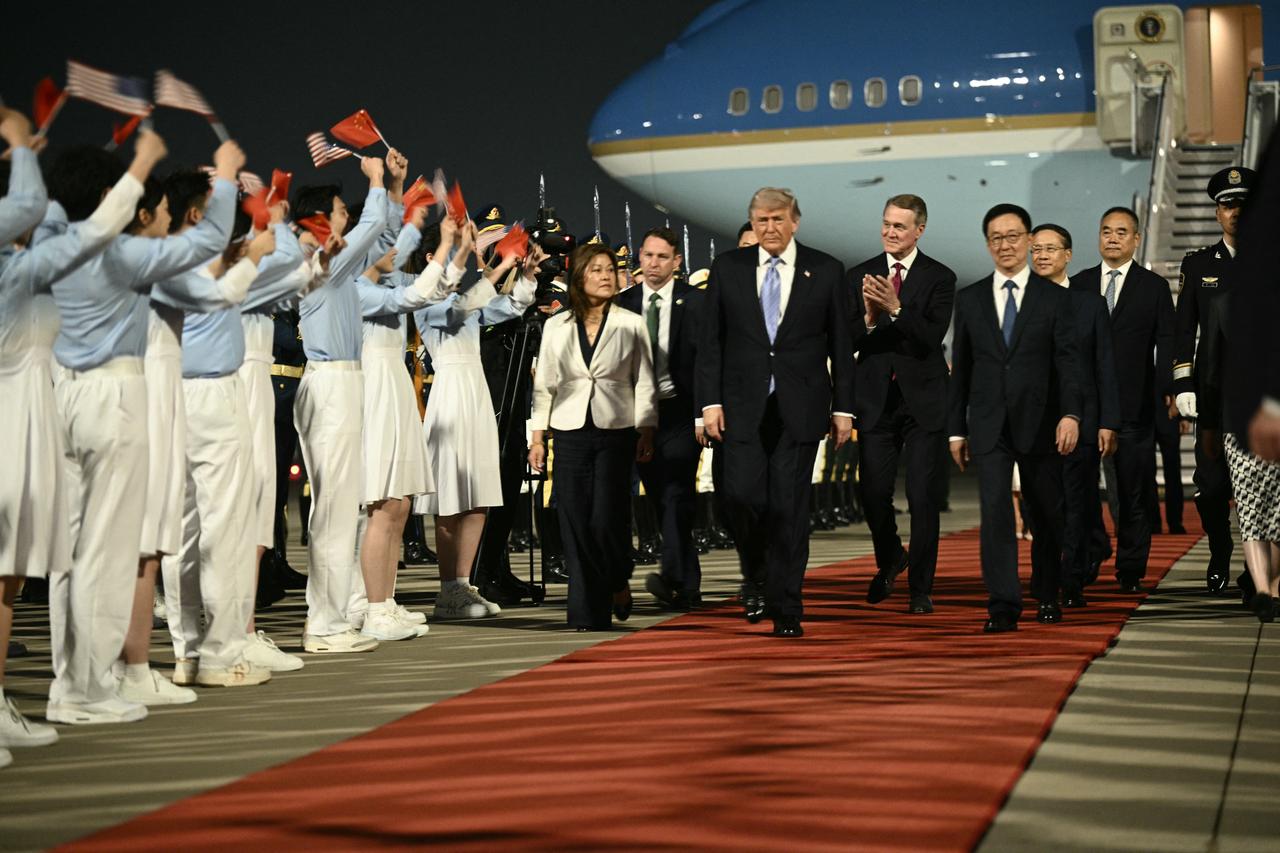 【黄仁勋和马斯克在第一梯队，前舱下机】特朗普抵京城现场高清大图。标准的国事访