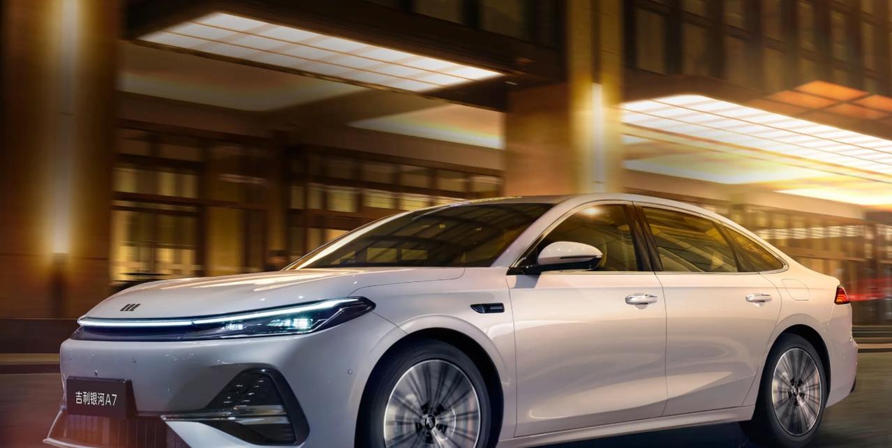 银河A7暴打秦L！10万级插混彻底变天吉利银河A7以8.18万起售，车长近4.9