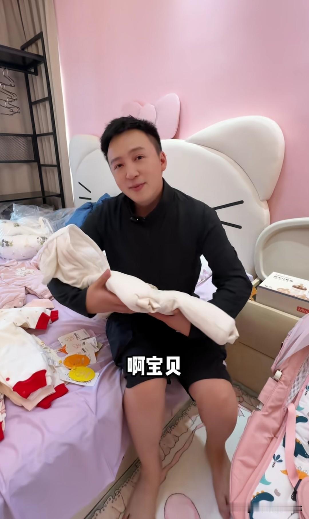 李喜梅老公大双在家抱着女儿的衣服，边晃边说宝贝，不知道的还以为妻子生了呢！喜
