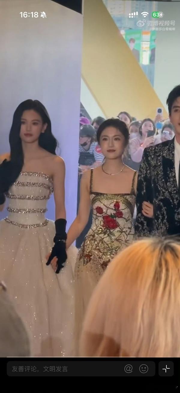 兰迪也是圆身圆身就是显钝显厚稍胖一点就土没办法，除非瘦成竹竿尖叫之夜红毯