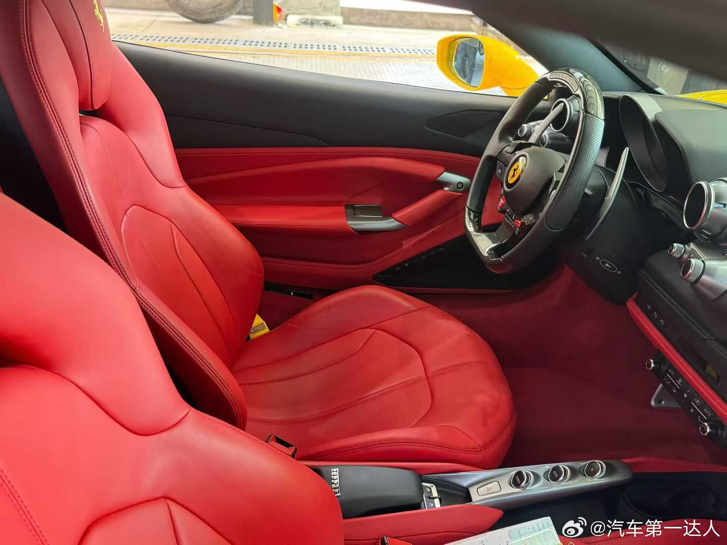 法拉利F8黄/红，22年仅行驶3300公里，带车衣​​​