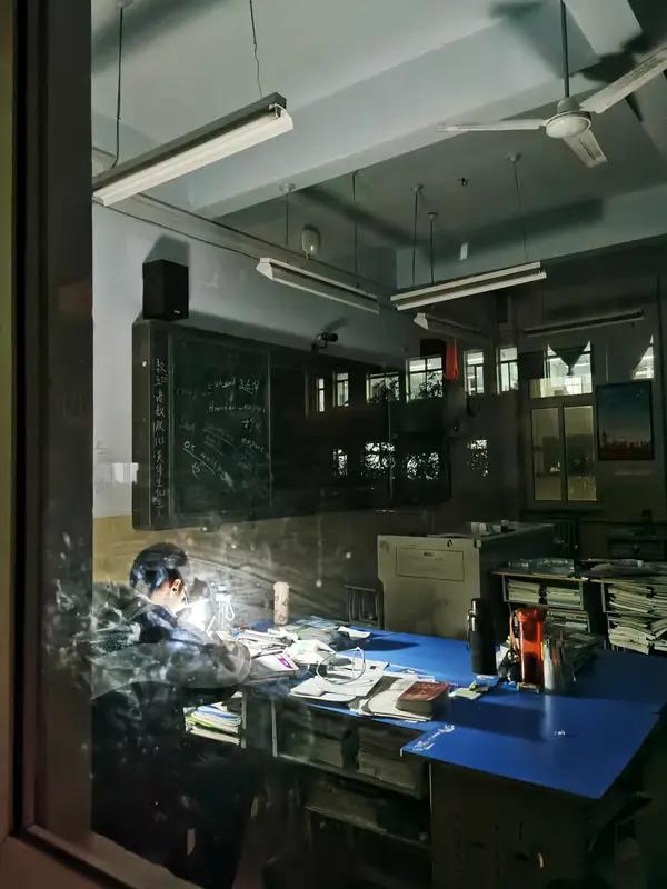 教师表彰突然喊停，对一线教师来说是喜大普奔的好消息。从2024年开始，我们这