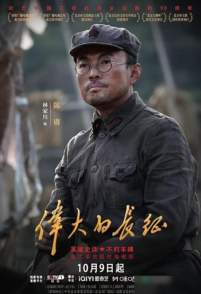 地铁里那个胡子拉碴的男人，是《狂飙》里的唐小龙。有人拍到他素颜挤地铁，评论区都在唏嘘：怎么混成这样了