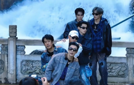 不得不说宇宙好会整活，第一站云南夜爬哀牢山，穿小羊装，第二站重庆打卡时代峰峻，刘