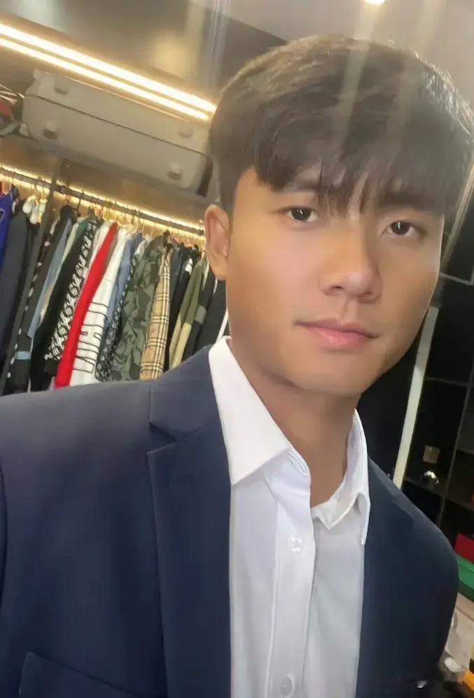 魏清涛，男，29岁，果敢同盟军原参谋长魏超仁的儿子、亨利集团董事长魏榕的弟弟，缅